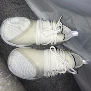 Fabletics pismo sneakers